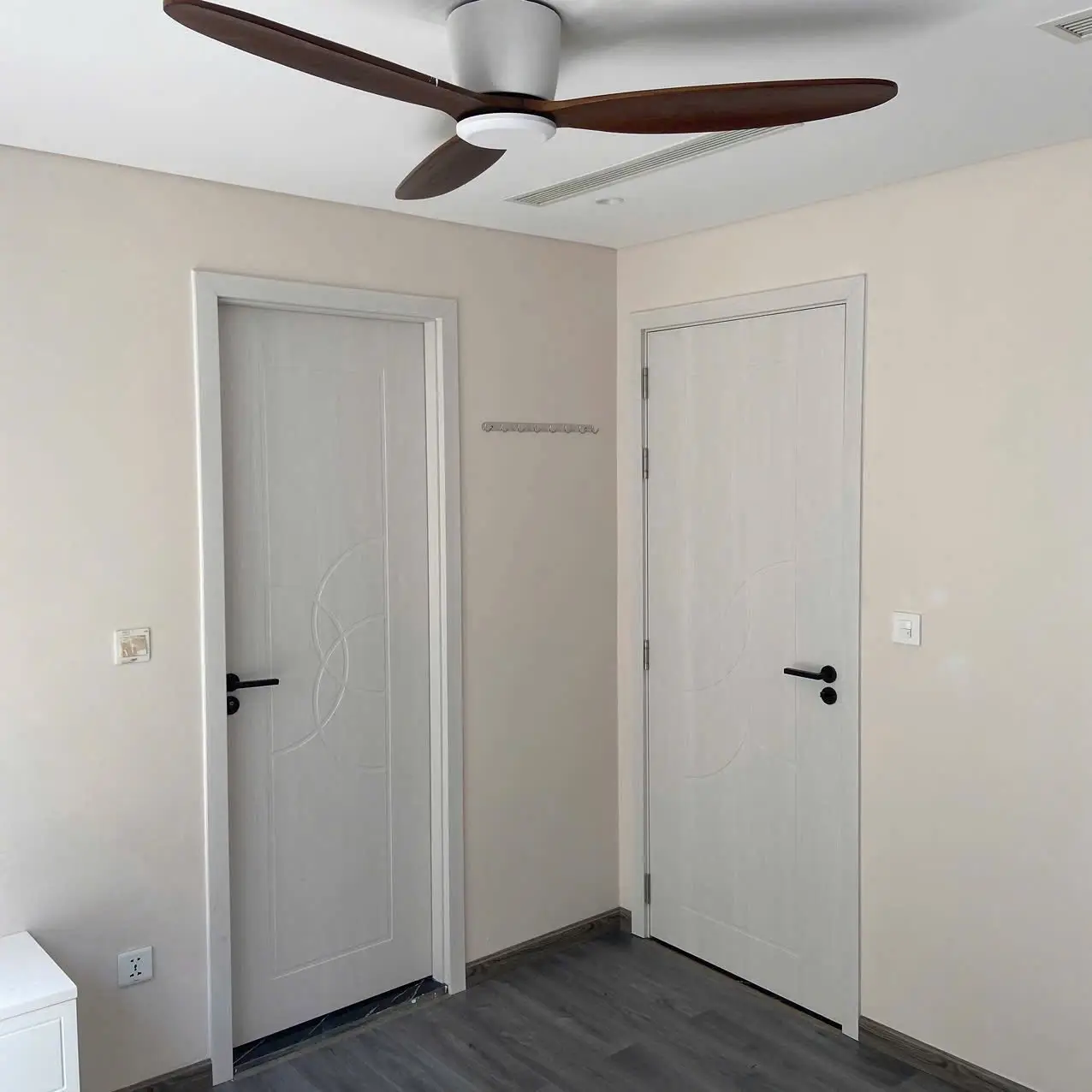 Cửa composite bền đẹp cho nhà ở Nha Trang