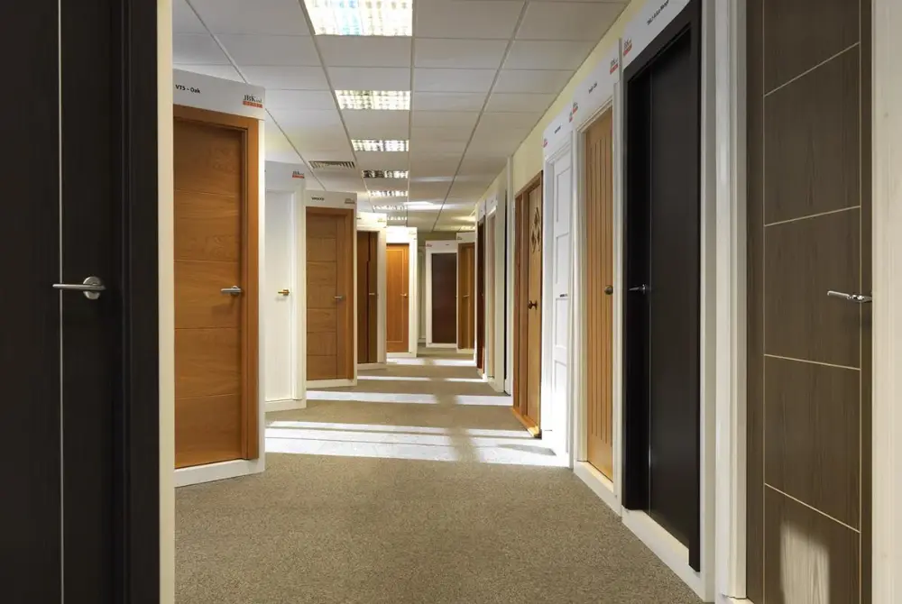 Mẫu cửa composite trưng bày tại showroom Shopdoor Ninh Hòa