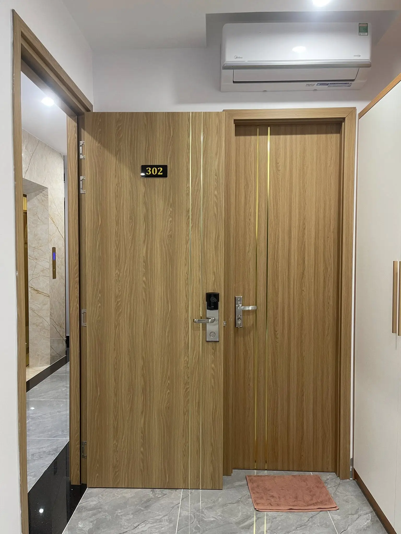 Cửa nhựa giả gỗ kiểu dáng đẹp, bền và dễ vệ sinh