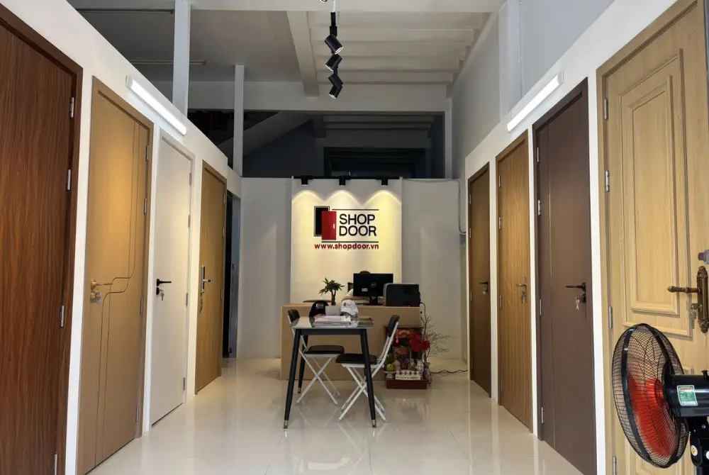 Mẫu cửa composite trưng bày tại showroom