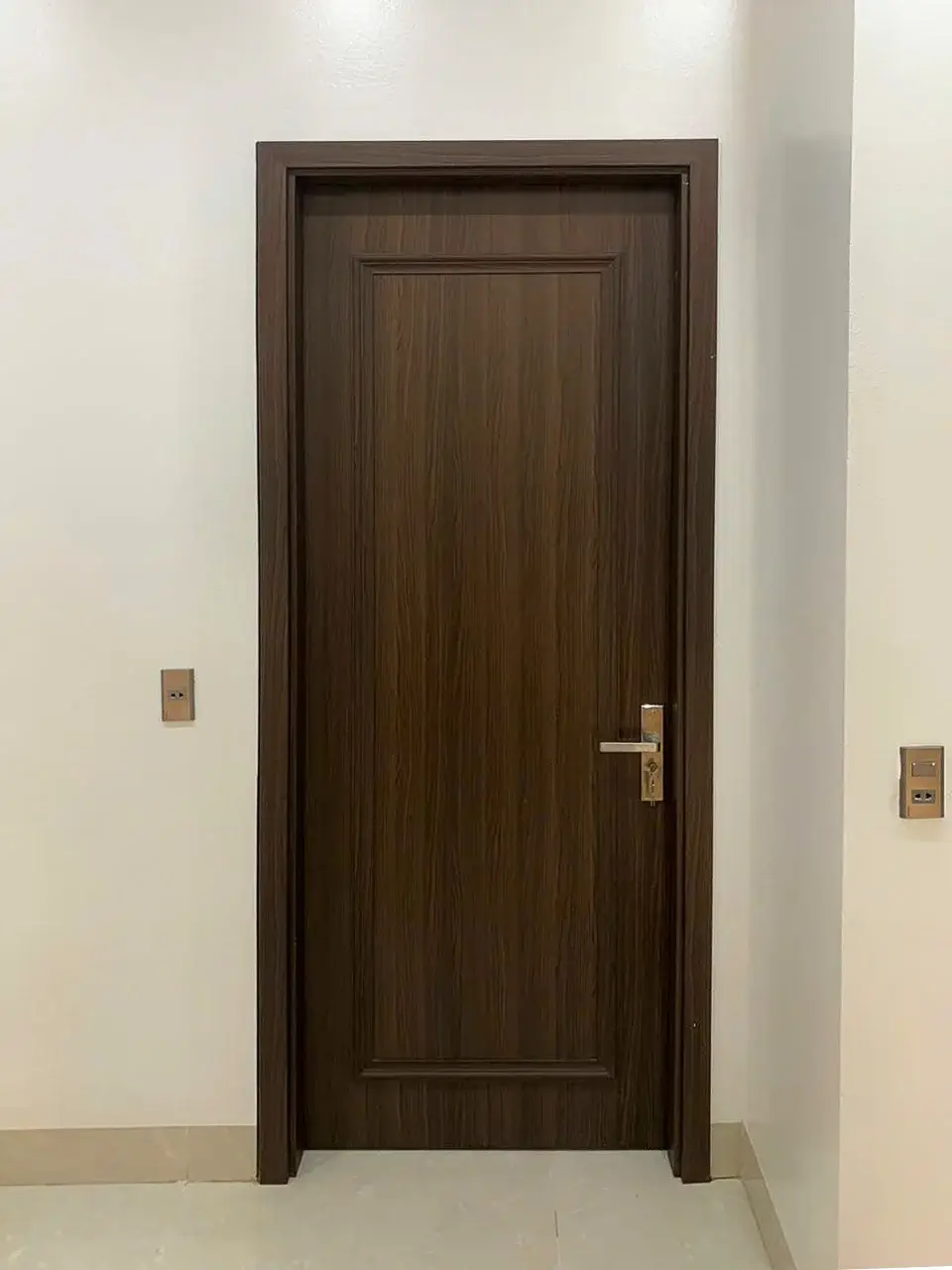 Cửa composite cho nhà phố vân gỗ óc chó cách âm