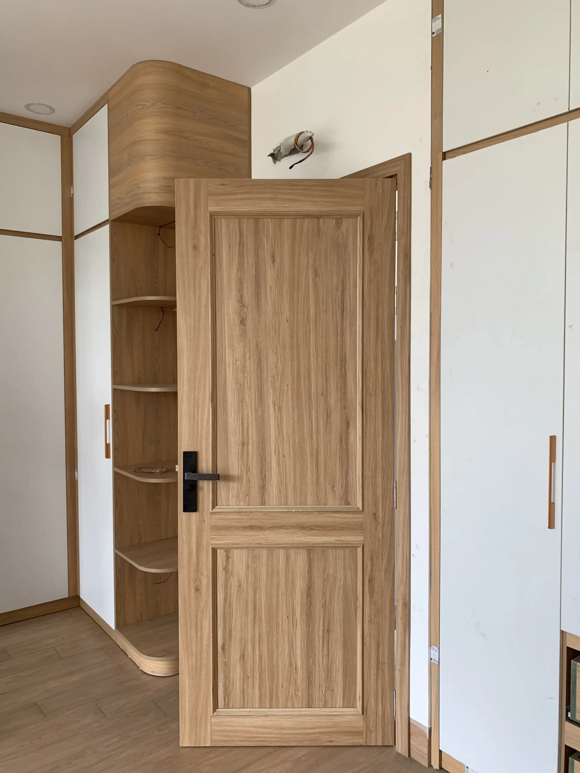 Cửa composite thông phòng nhà phố vân gỗ