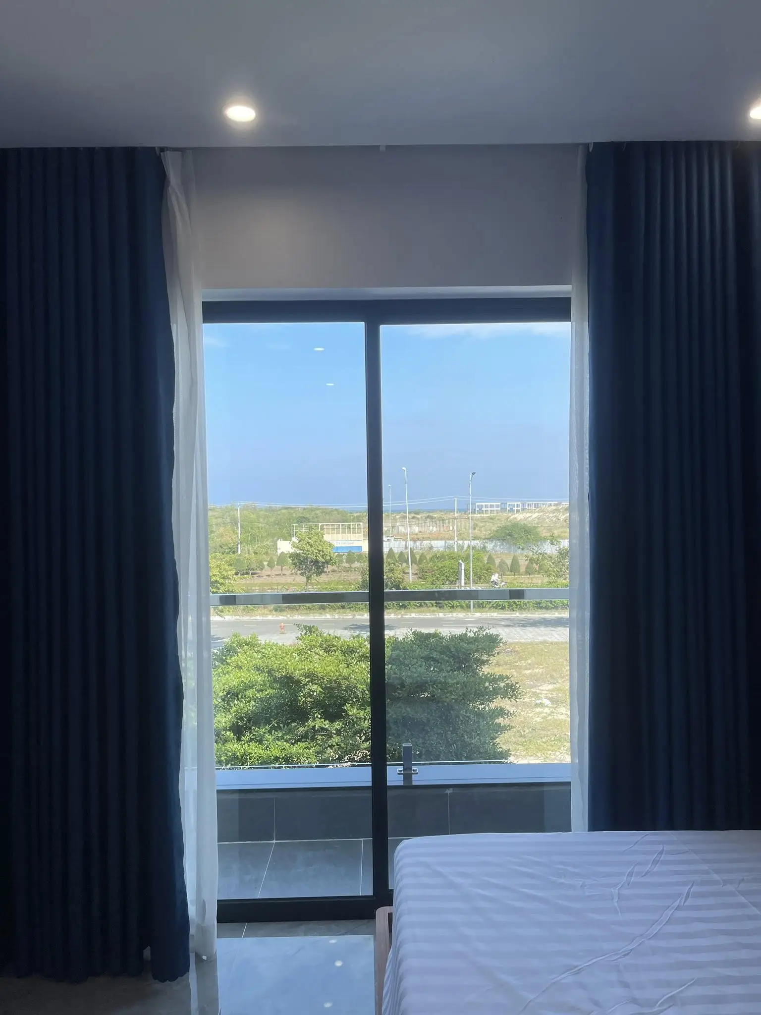 Mẫu cửa composite có ô kính mờ tạo điểm nhấn ánh sáng