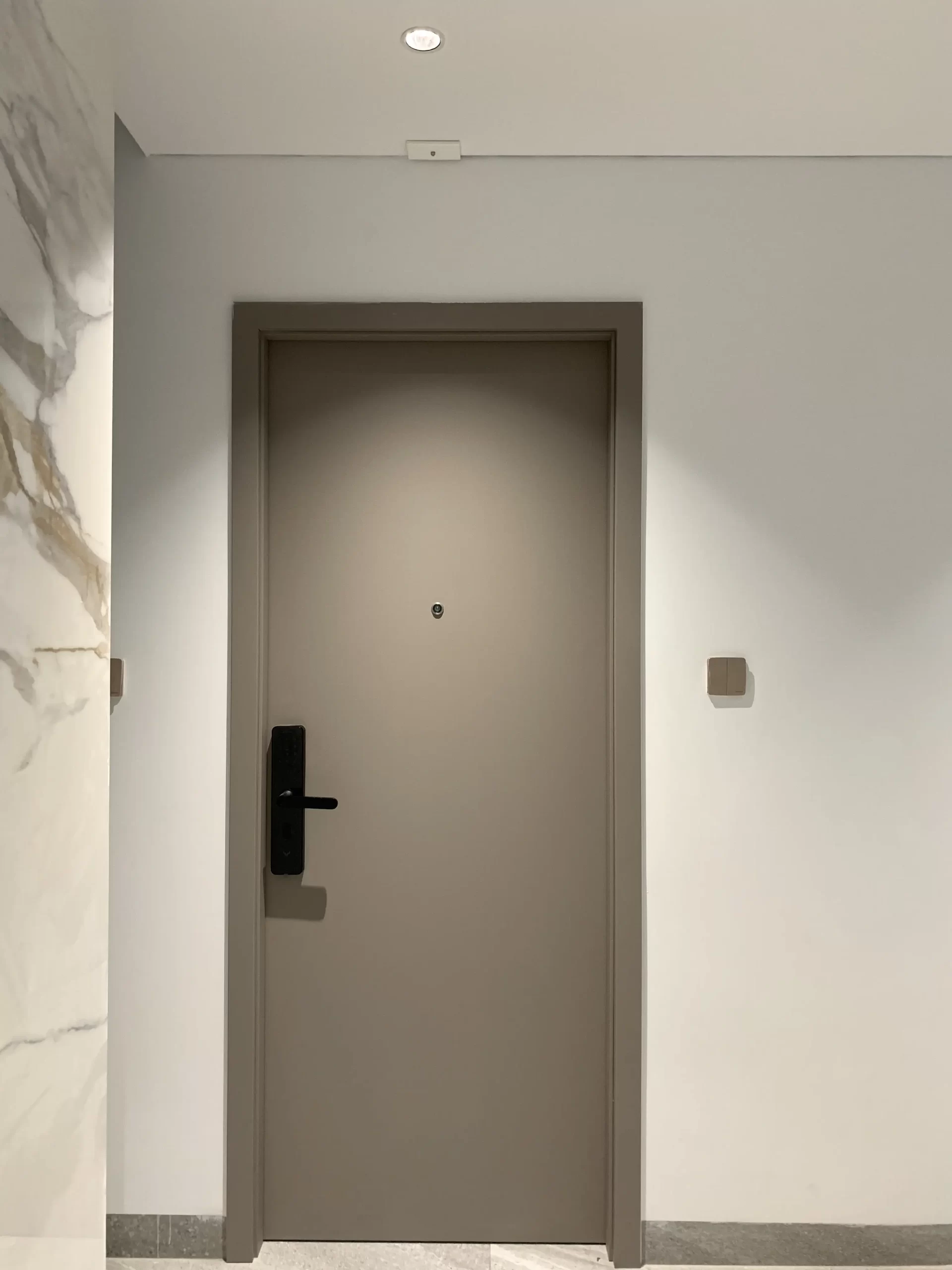 Cửa composite vân gỗ óc chó siêu bền