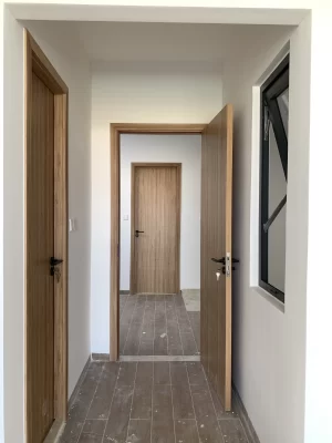 Cửa thông phòng nhựa gỗ composite màu vân gỗ hiện đại