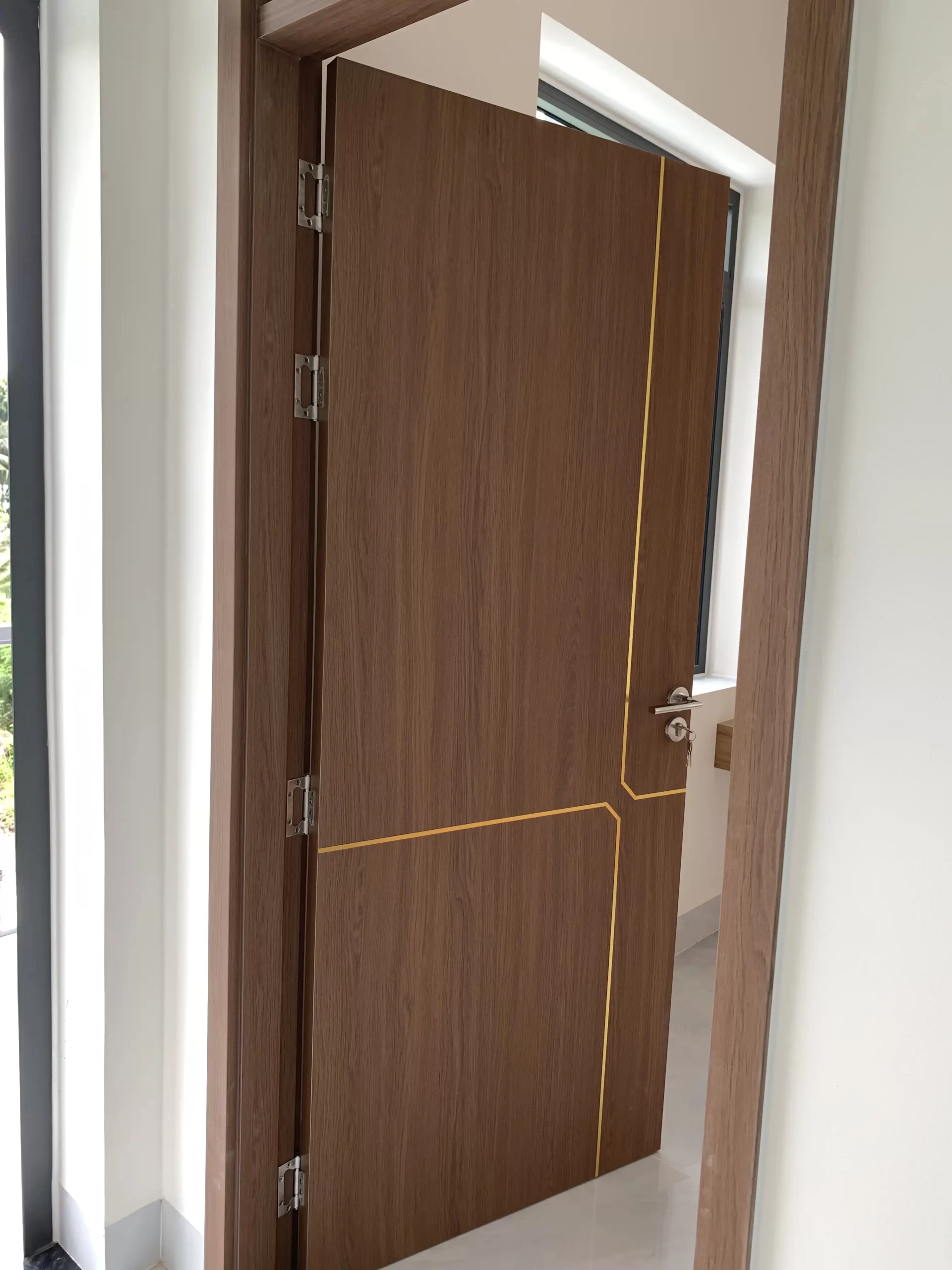 Bề mặt vân gỗ cửa composite sang trọng như gỗ thật