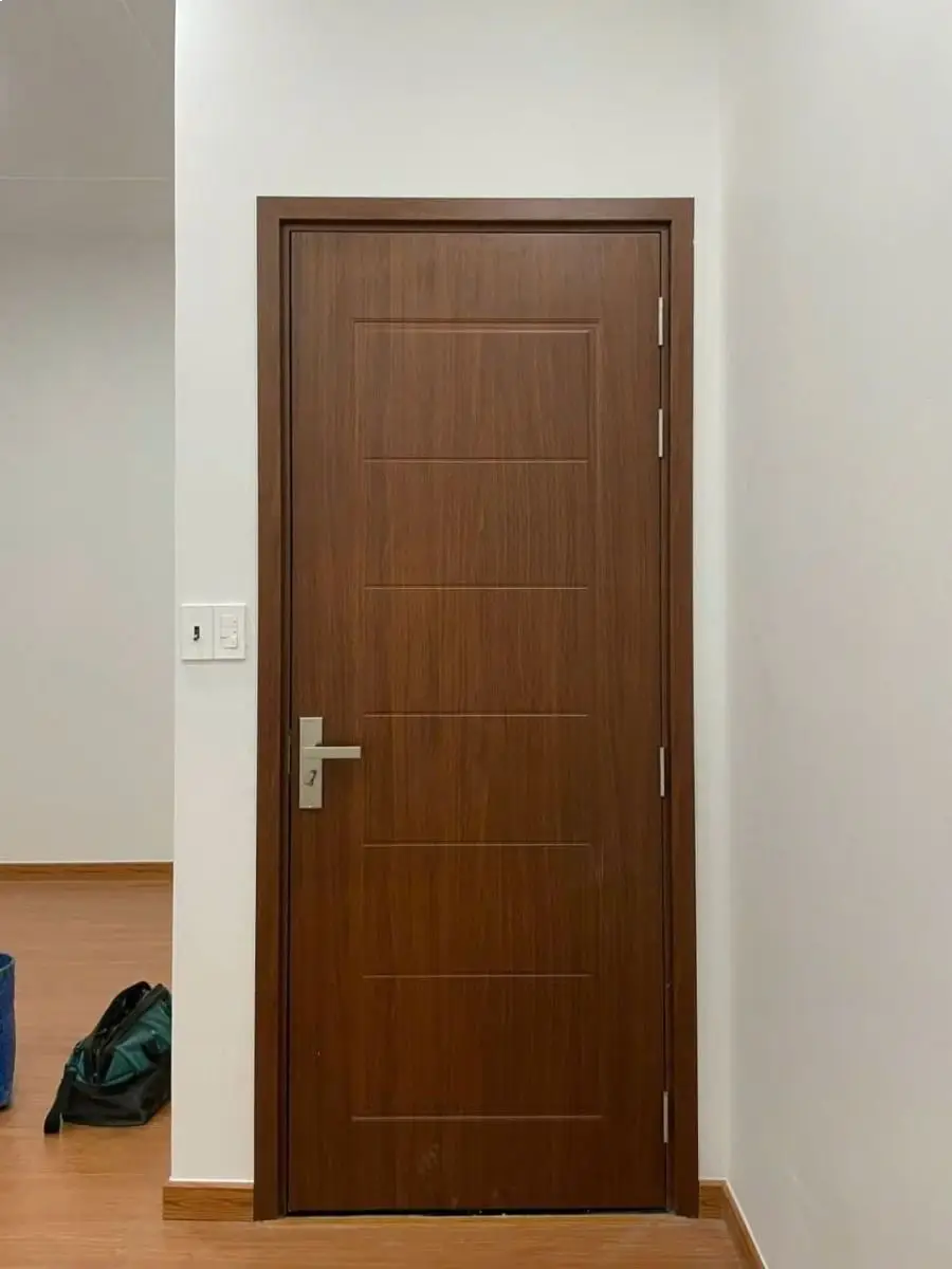 Ảnh cận cảnh chi tiết góc cửa (khung, bản lề) được lắp đặt khít.