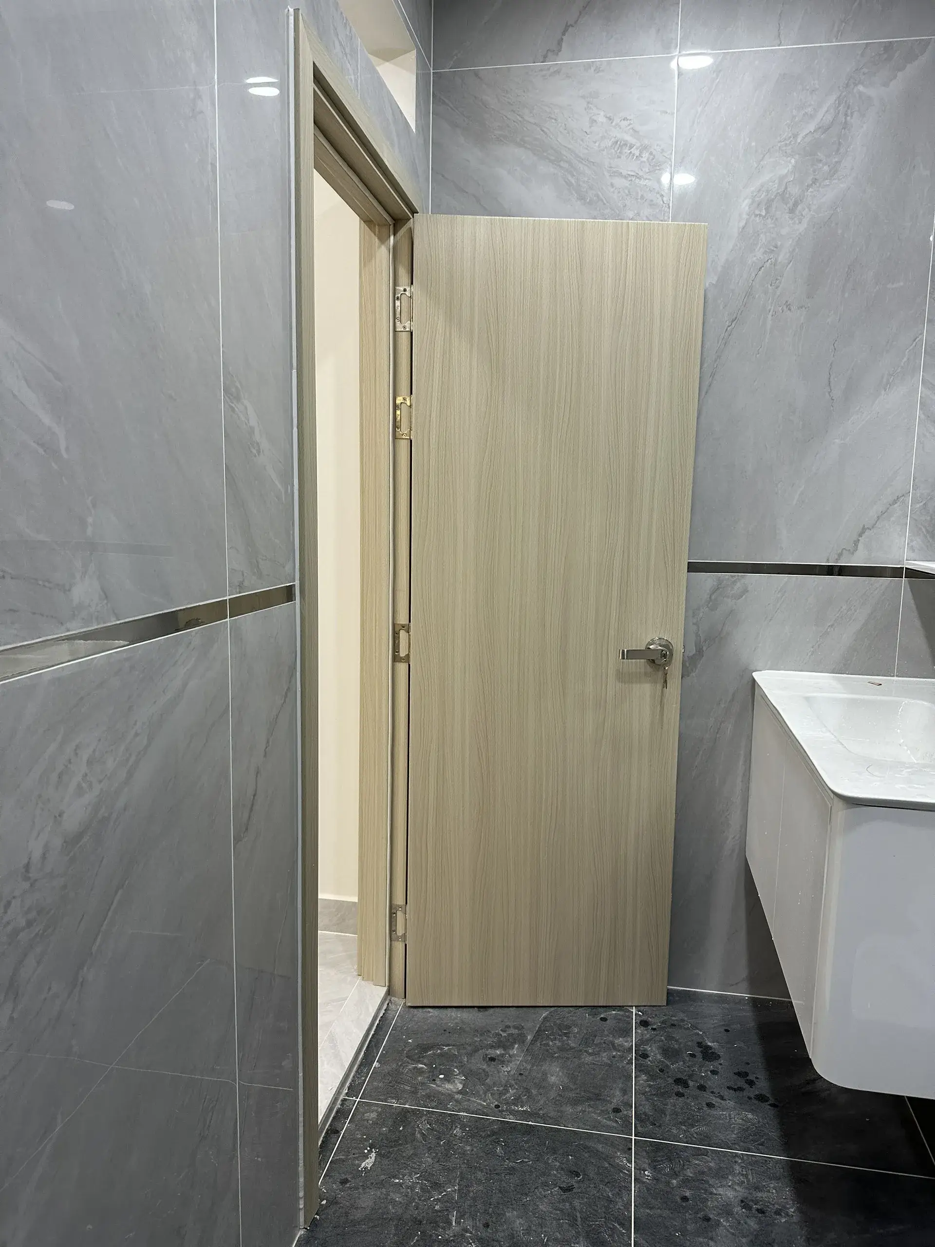 Cửa Composite lắp đặt trong phòng tắm, khả năng chống nước tuyệt đối