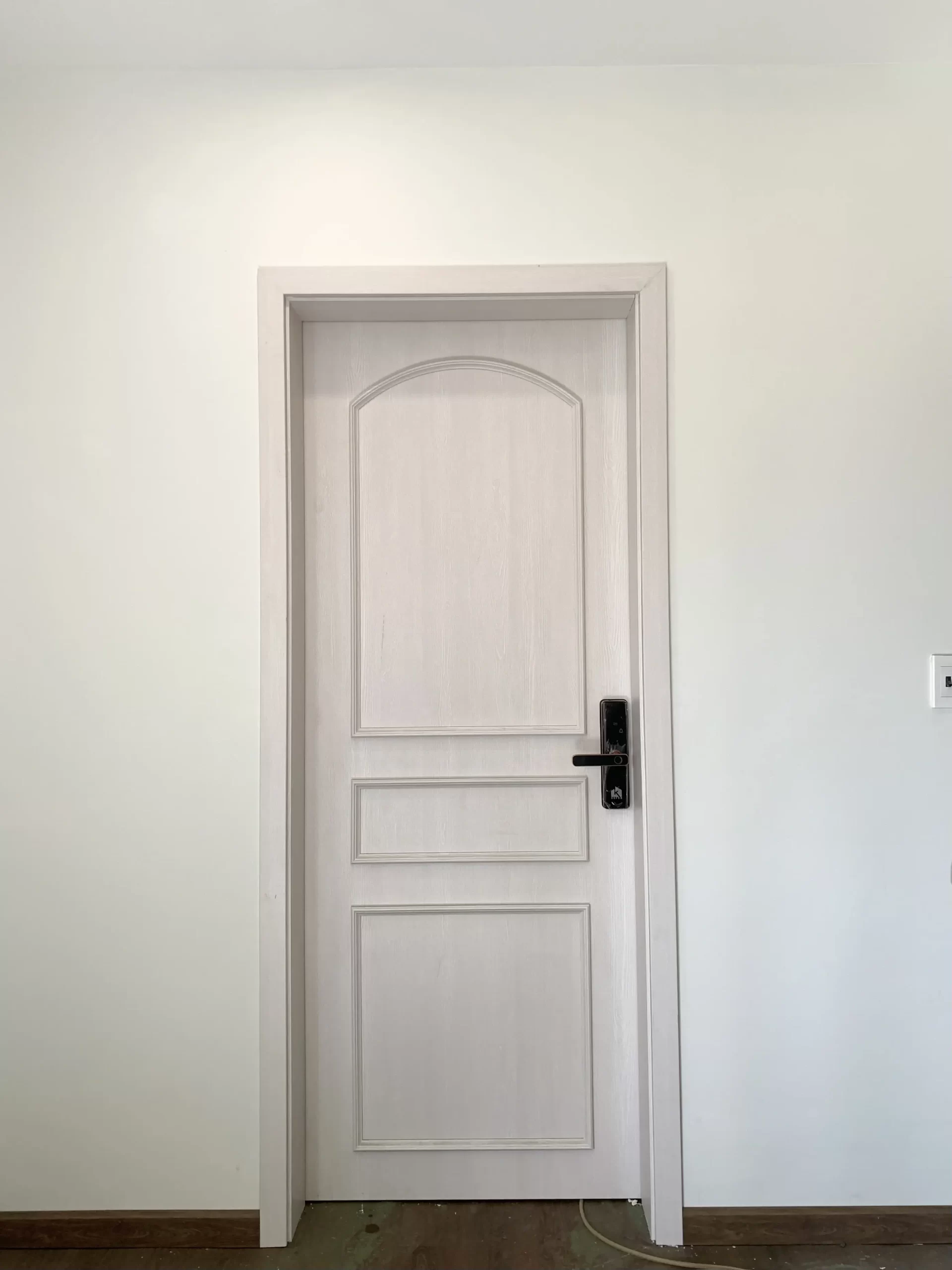 cửa composite phòng ngủ màu trắng hiện đại