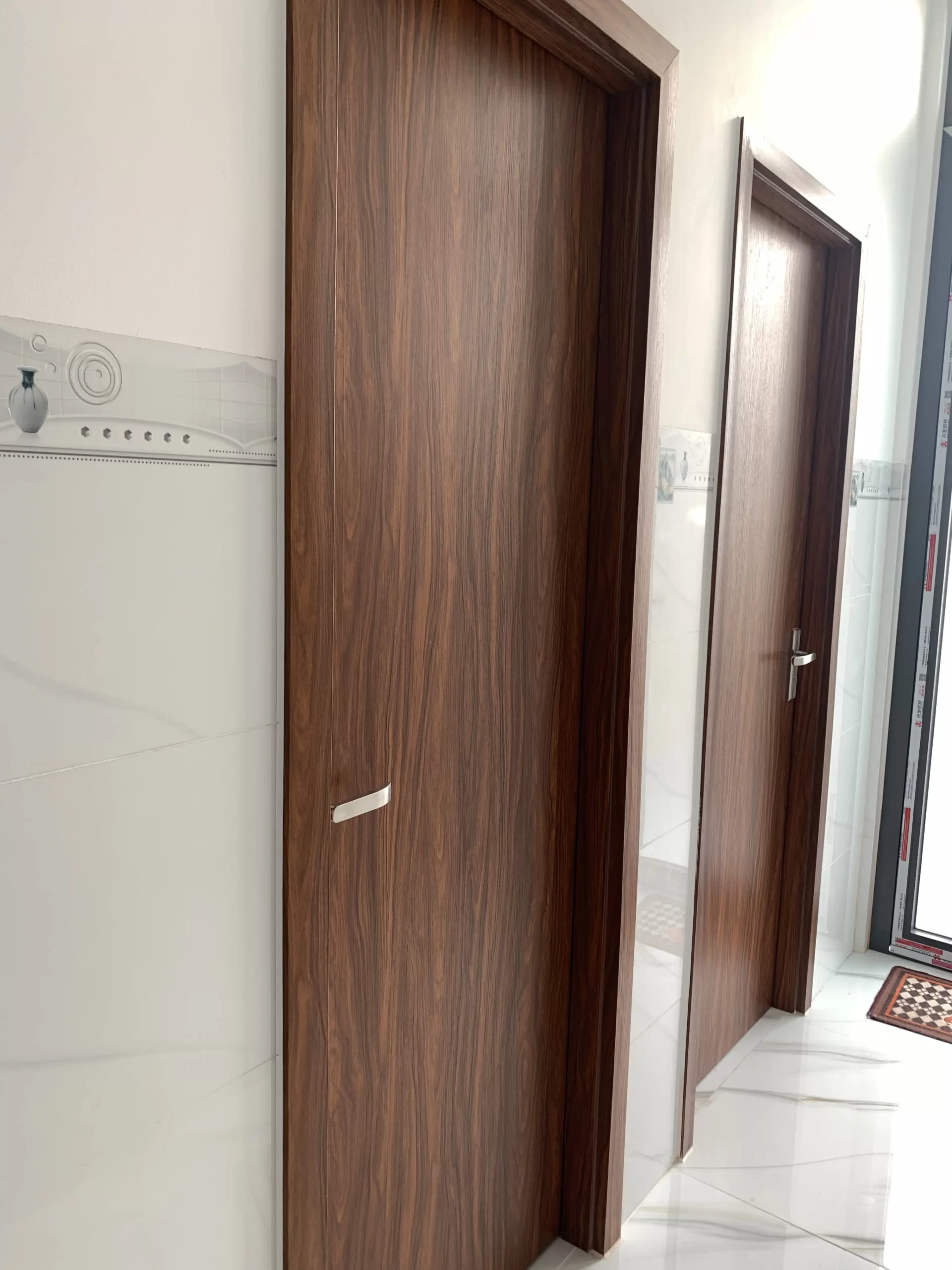 Cửa thông phòng composite màu trắng hiện đại cho nhà phố