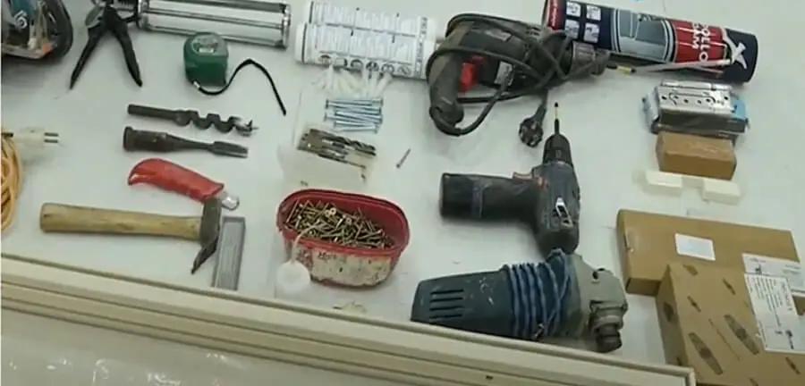 Dụng cụ và phụ kiện cần thiết để thi công cửa composite