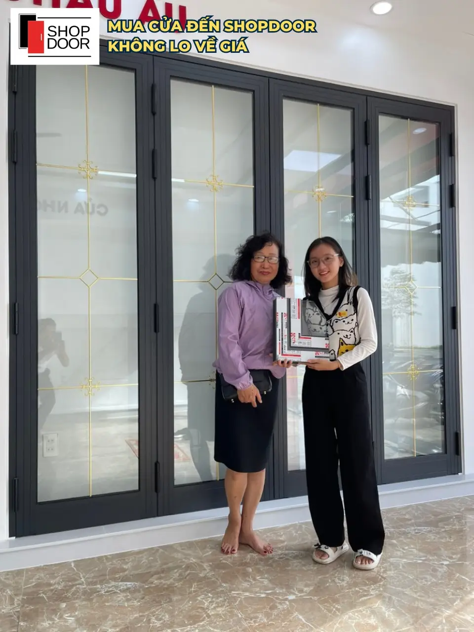 Khách hàng hài lòng sau khi lắp đặt cửa composite tại Nha Trang