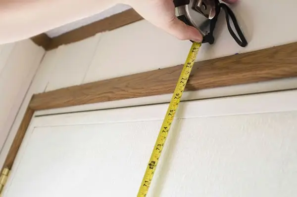 Kỹ thuật viên Shopdoor đo đạc kích thước khung cửa chính xác