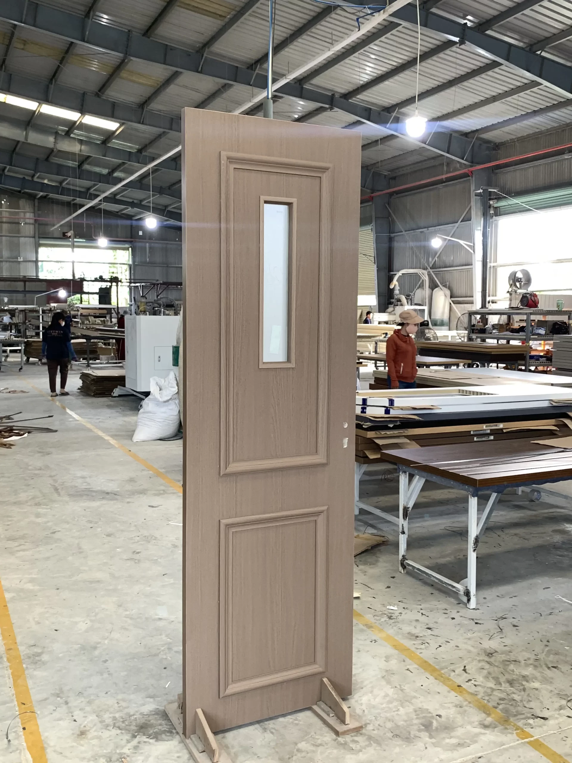 mẫu cửa composite đẹp hiện đại cho nhà phố Nha Trang