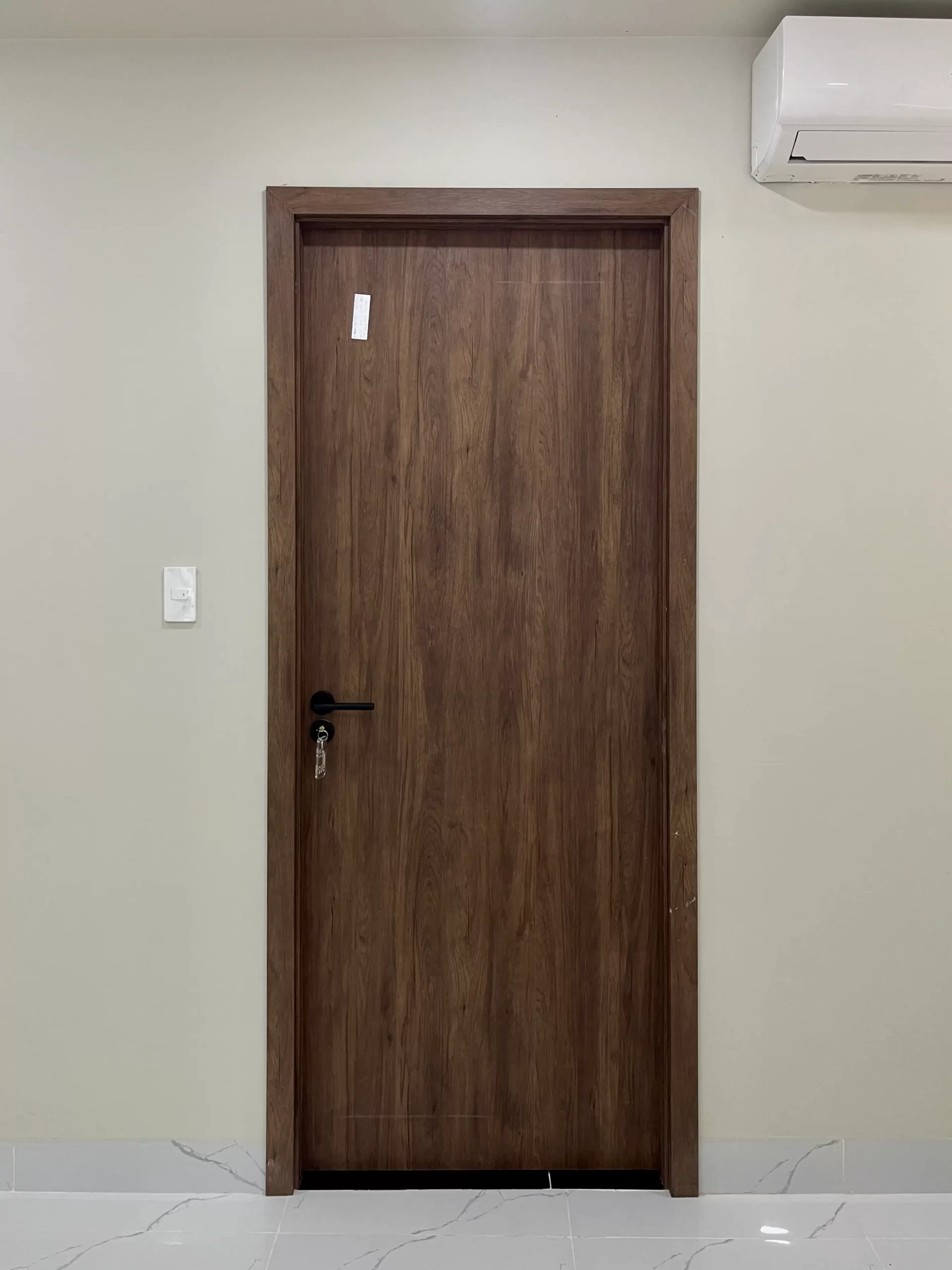 Ảnh mẫu cửa composite chống nước, vân gỗ đẹp.