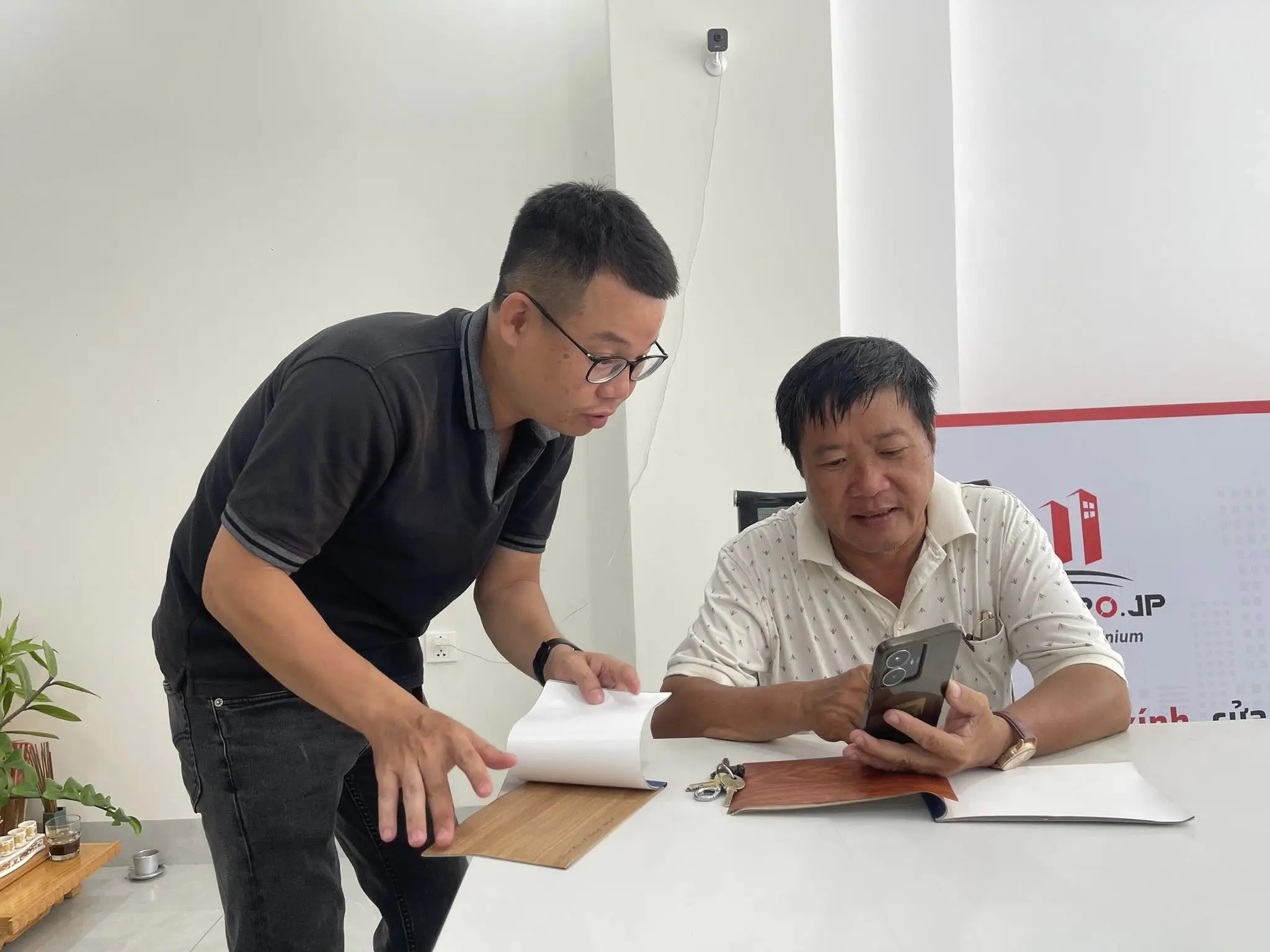 quy trình lắp đặt cửa vệ sinh composite