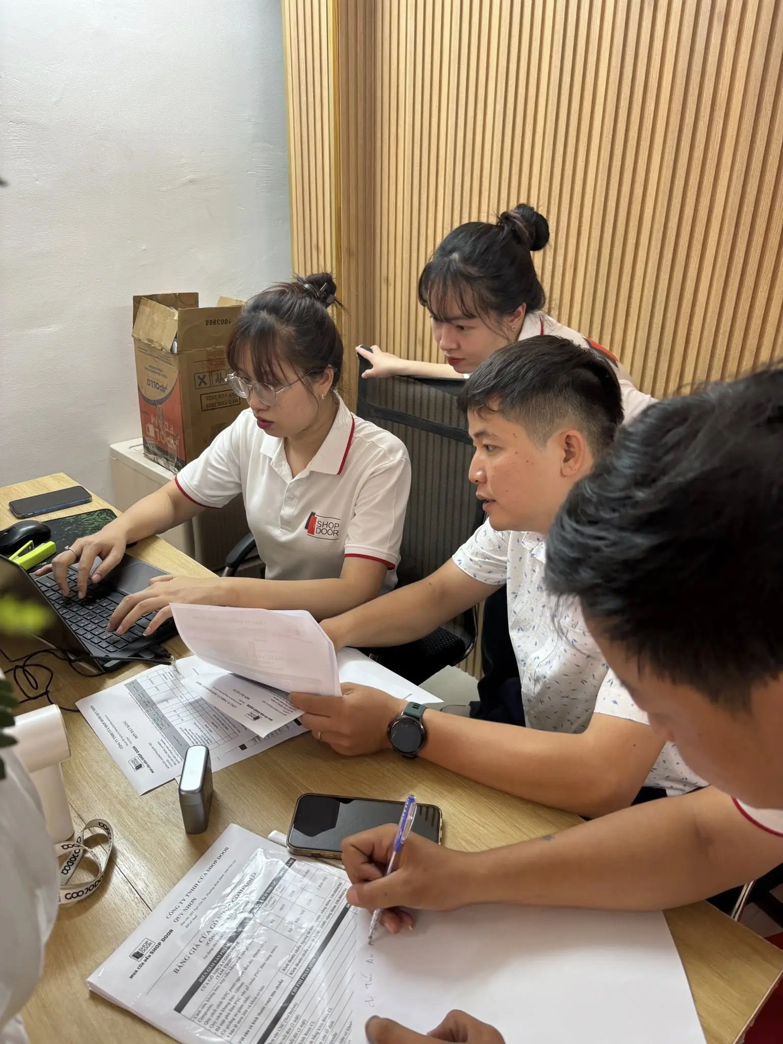 quy trình thi công cửa composite