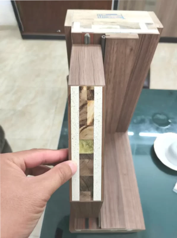 Cận cảnh lớp fire sheet (tấm chống cháy phụ) chuyên dụng cho cửa gỗ công nghiệp