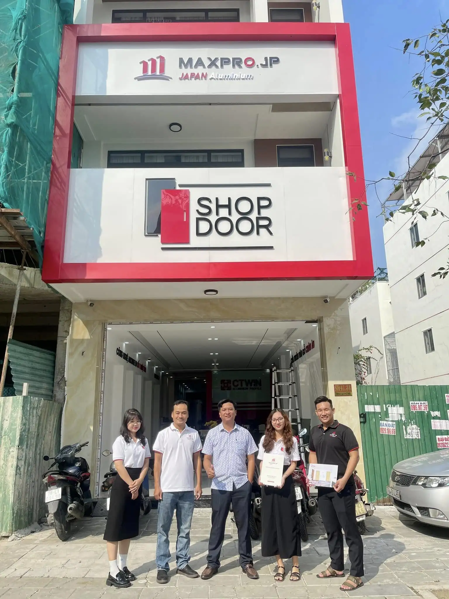 Đội ngũ thợ Shopdoor thi công cửa gỗ chống cháy tại Khánh Hòa