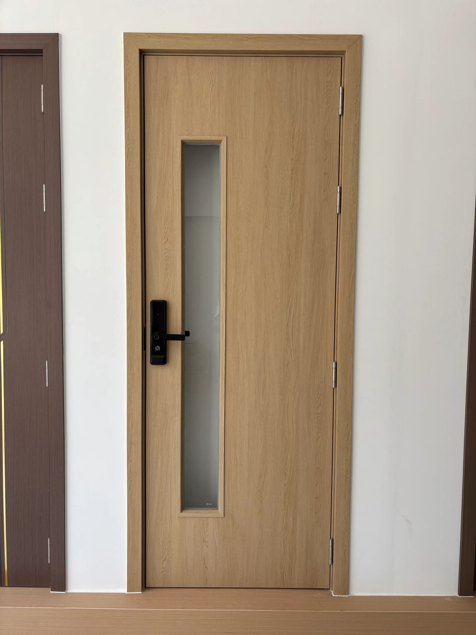 Hai mặt cánh cửa chống cháy phủ veneer vân gỗ tự nhiên