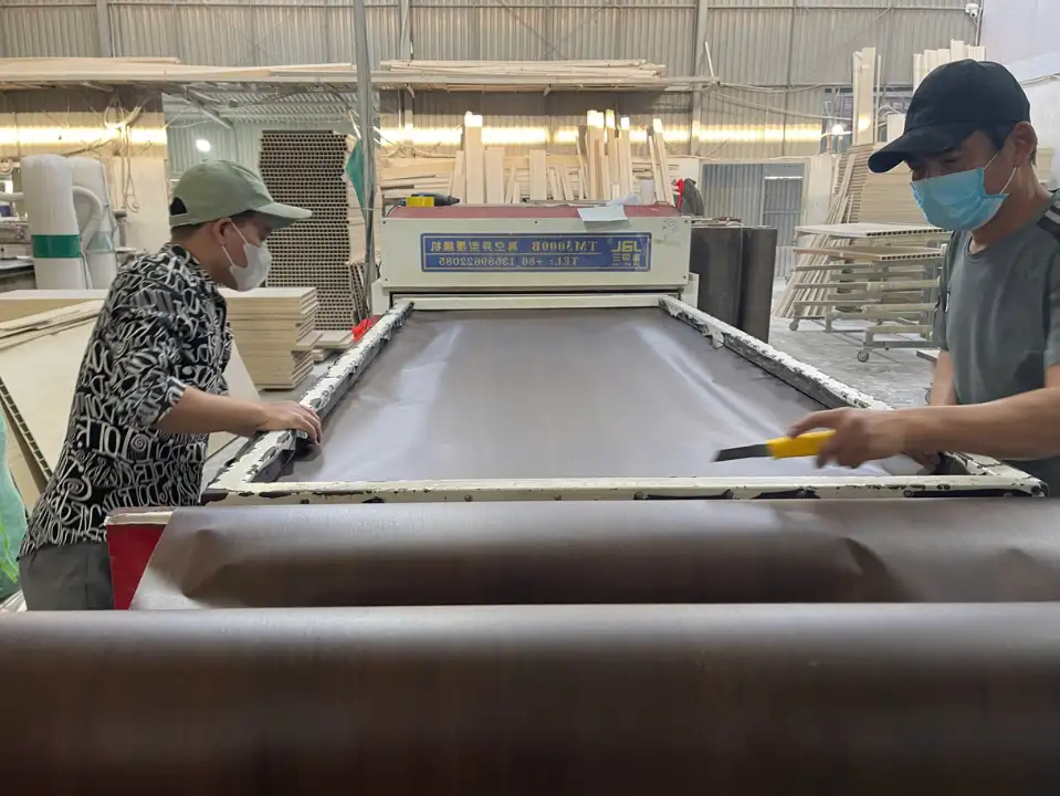 Quy trình sản xuất làm cửa composite tại xưởng