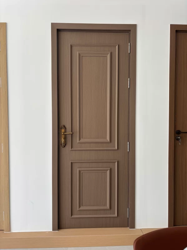 Thi công cửa gỗ composite tại công trình nhà ở thực tế