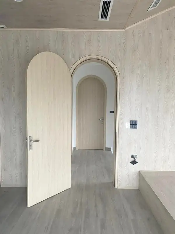 Cửa composite lắp đặt cho nhà phố và biệt thự tại Sài Gòn