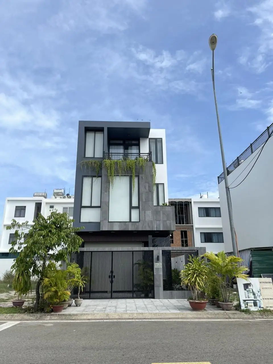 Cửa composite WC hoàn thiện trong nhà cải tạo