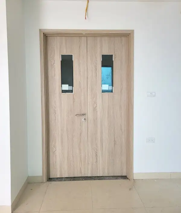 Cửa gỗ chống cháy lắp đặt tại hành lang thoát hiểm