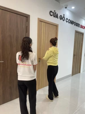 Không gian WC nhà dân sau khi lắp cửa composite