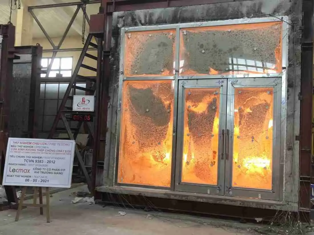 Đánh giá thời gian chịu lửa của cửa gỗ chống cháy trong kiểm tra thực tế