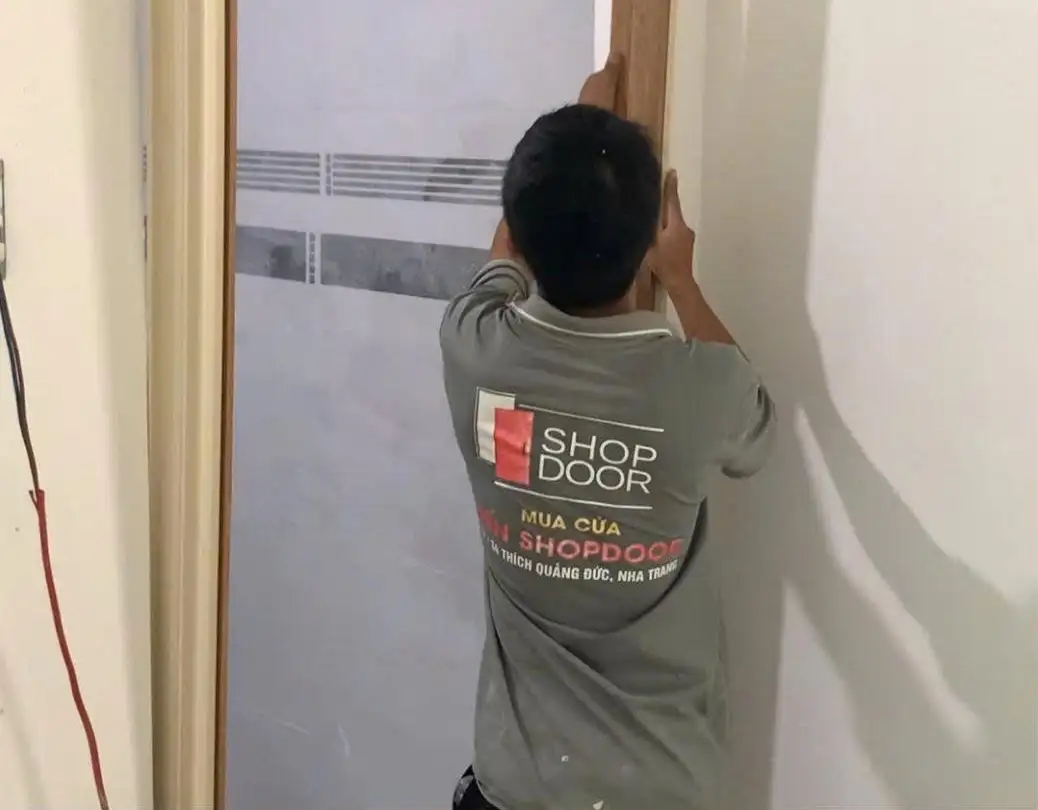 kỹ thuật đang thi công cửa gỗ chống cháy chuẩn pccc