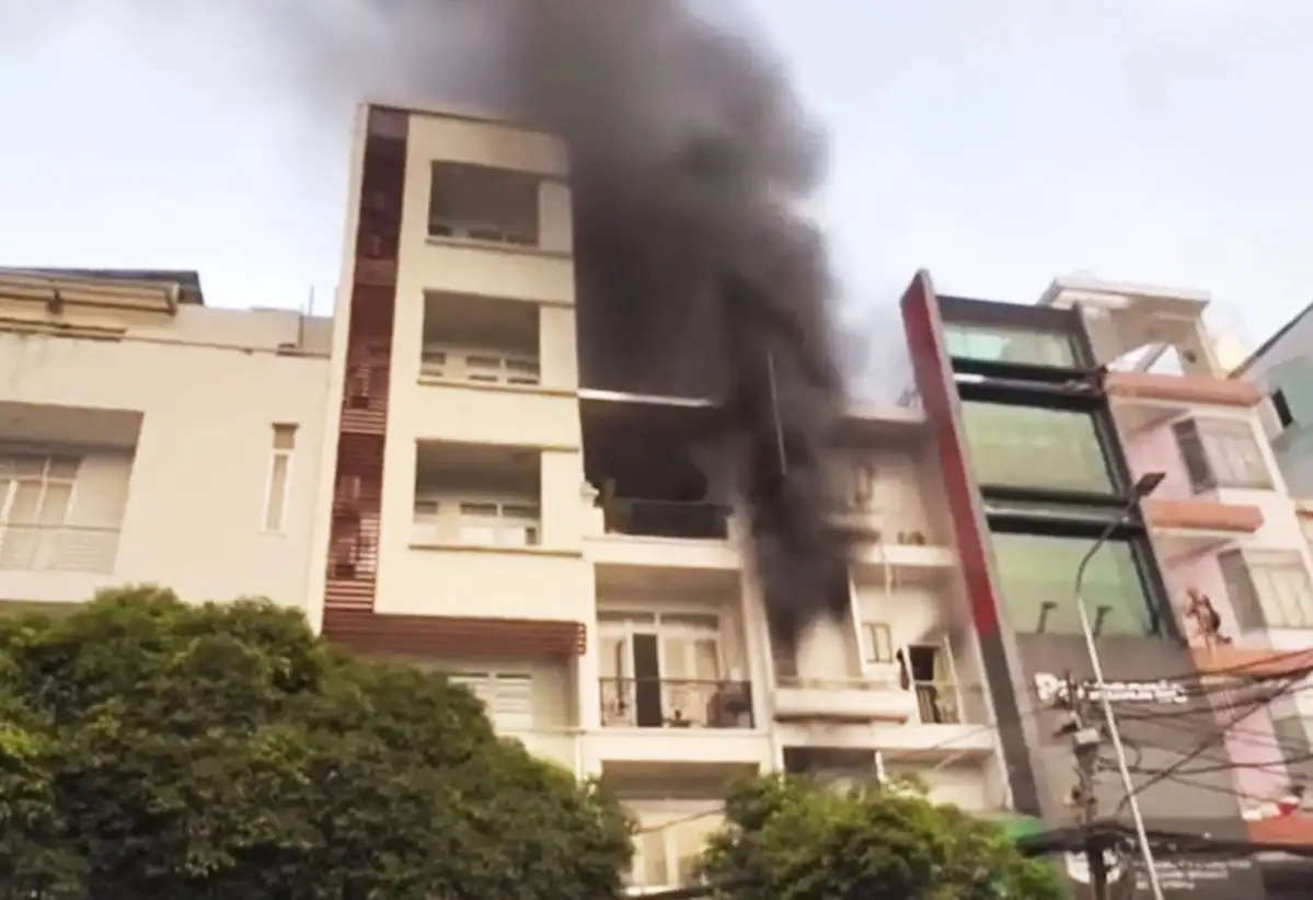 Nhà ở và công trình san sát tại Sài Gòn tiềm ẩn nguy cơ cháy lan