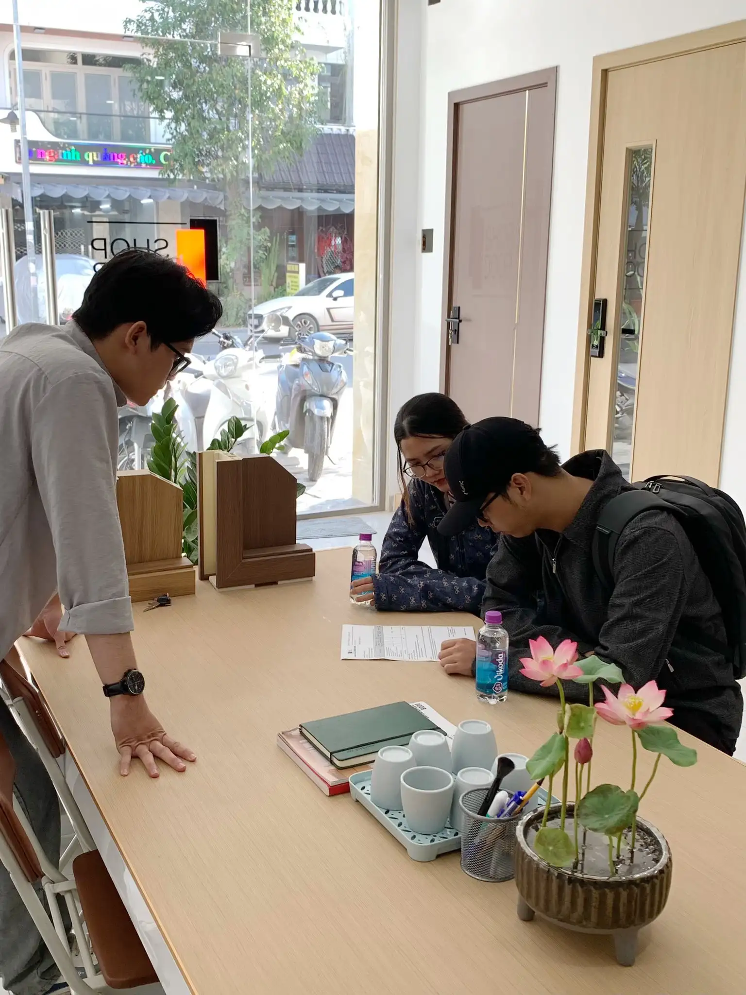 Nhân viên Shopdoor tư vấn mẫu cửa gỗ chống cháy cho chủ đầu tư tại Bình Định