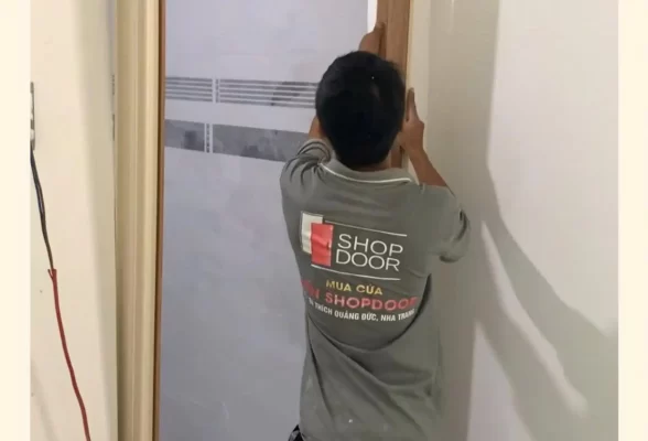 Đội ngũ kỹ thuật đang lắp đặt cửa TP.HCM.