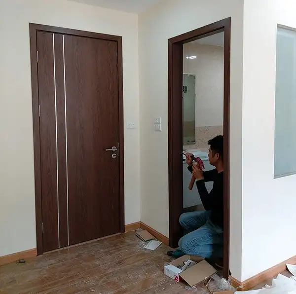 Thi công lắp đặt cửa composite tại công trình nhà ở Nha Trang