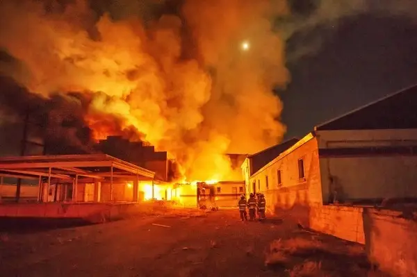 Cháy lan trong kho xưởng không có cửa chống cháy