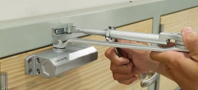 Cửa chống cháy chung cư bị hỏng tay co thủy lực không tự đóng