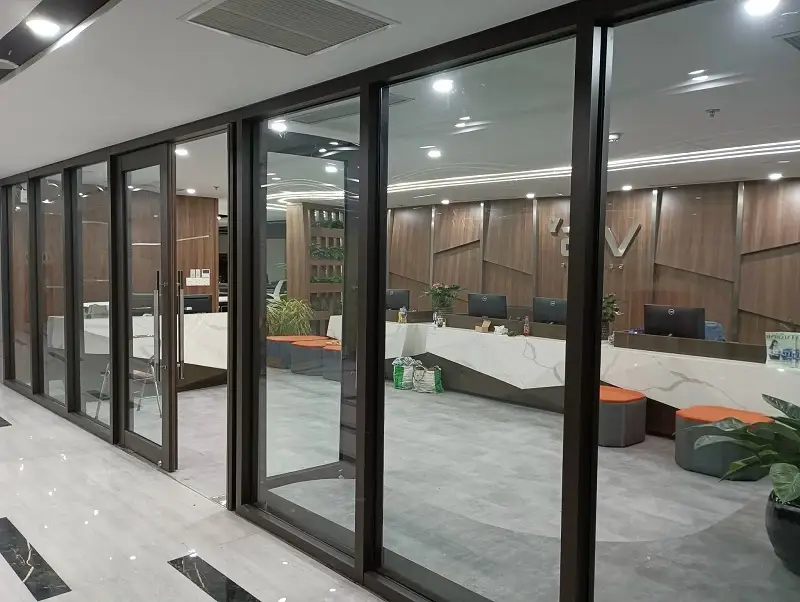 Cửa kính chống cháy tạo không gian mở và lấy sáng tự nhiên