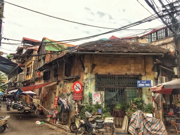 Nhà phố nằm sát khu chợ đông người