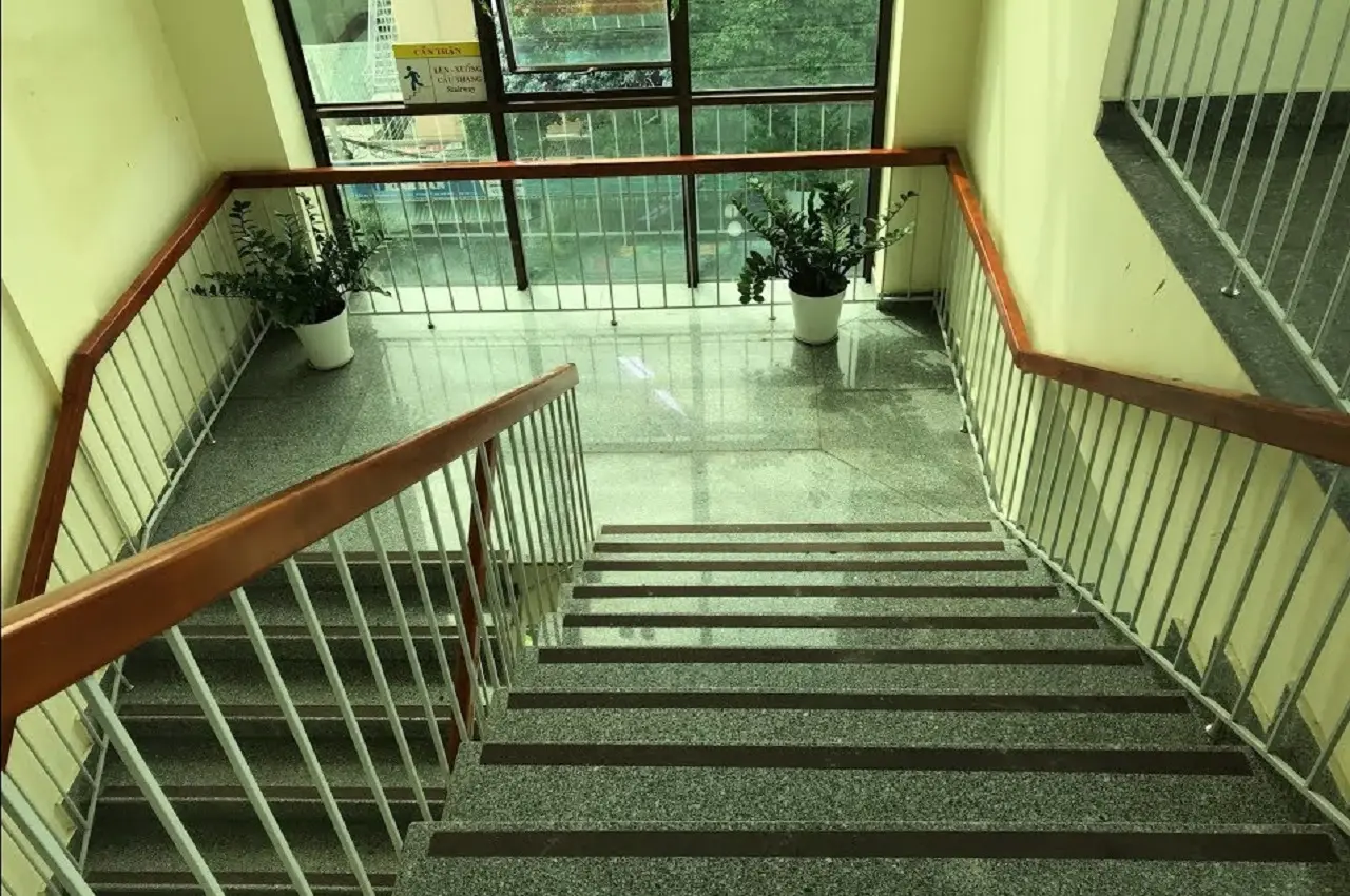 Thang bộ tòa nhà tại Thủ Đức