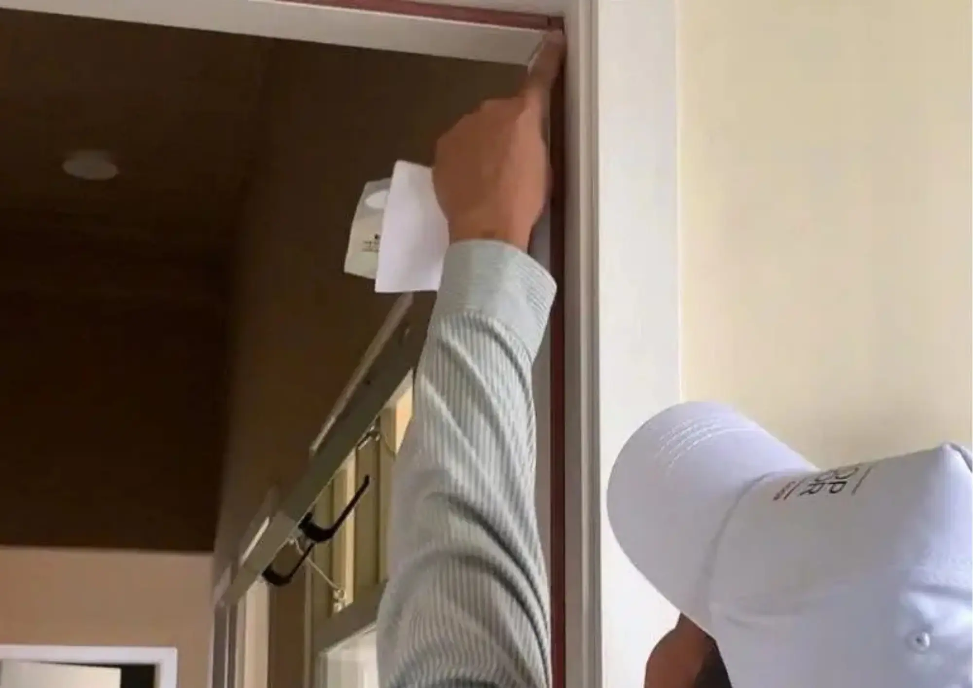 Thi công lắp đặt cửa composite tại căn hộ Nha Trang