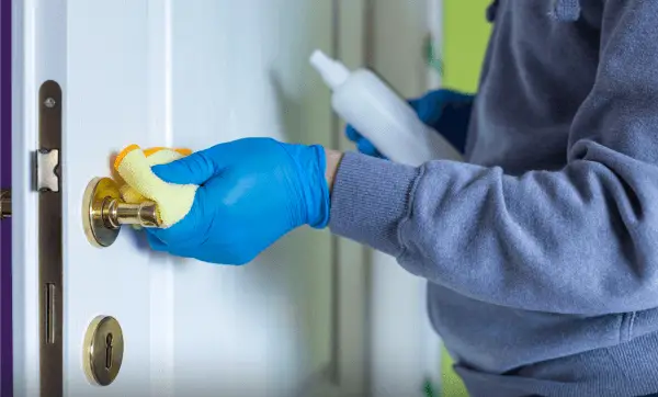 Bề mặt cửa composite bóng mịn dễ dàng lau chùi dầu mỡ