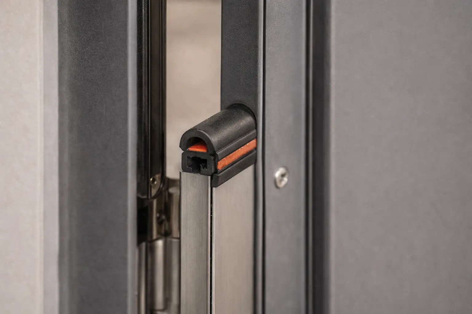 Cửa composite căn hộ vận hành êm ái và cách âm hiệu quả cho không gian studio yên tĩnh