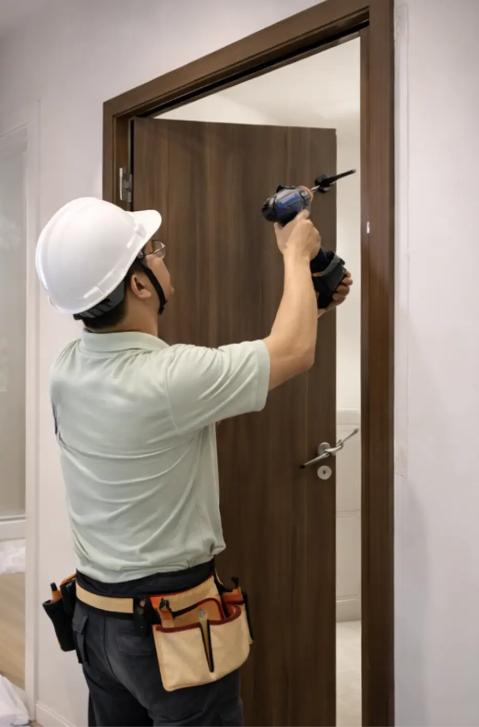 Đội ngũ thợ Shopdoor thi công lắp đặt cửa composite chuyên nghiệp cho dự án khách sạn