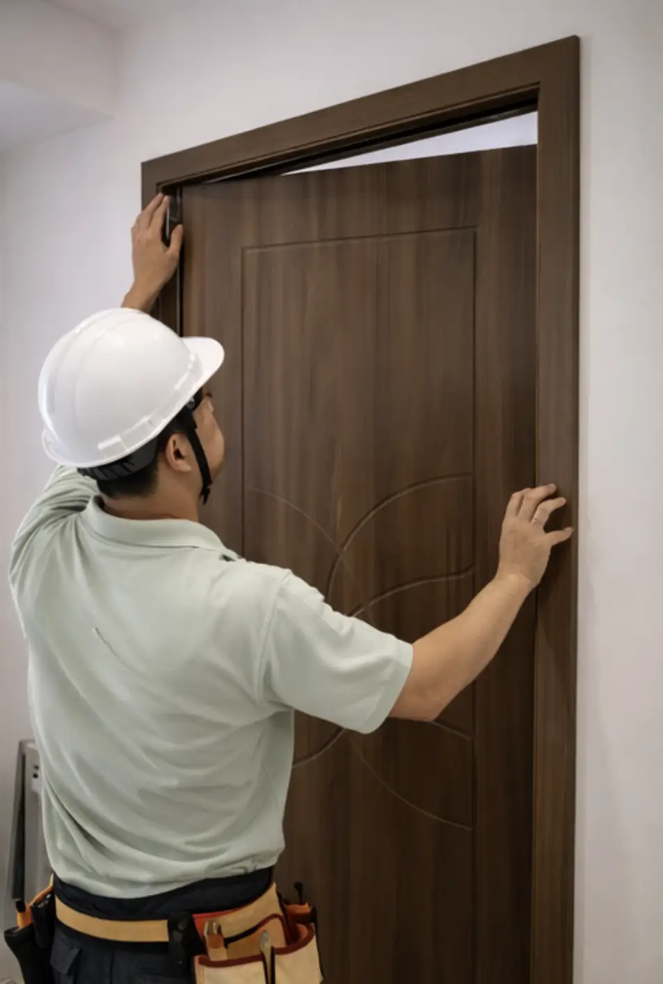 Đội ngũ thợ Shopdoor thi công lắp đặt cửa nhựa giả gỗ chuyên nghiệp tại dự án chung cư