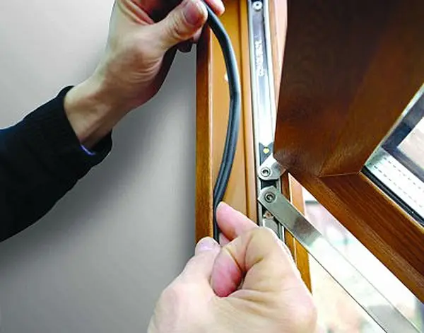 Hệ thống gioăng cao su chống cháy giúp cửa kín khít và ngăn tiếng ồn