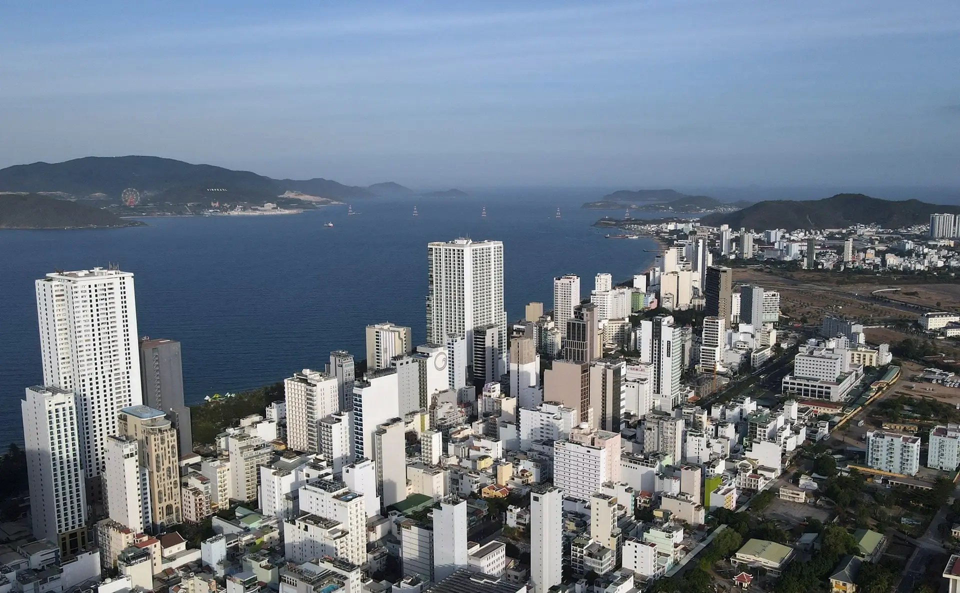 Kiến trúc khách sạn cao tầng ven biển Nha Trang chịu tác động của hơi muối biển