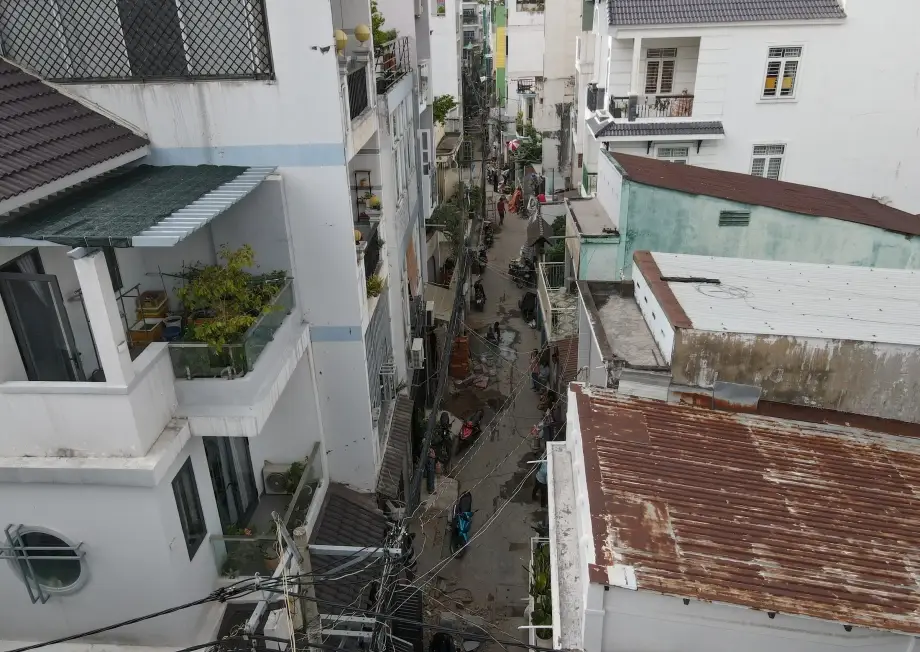 Dãy nhà ống nằm san sát nhau tại khu vực cảng biển tiềm ẩn rủi ro lây lan ngọn lửa